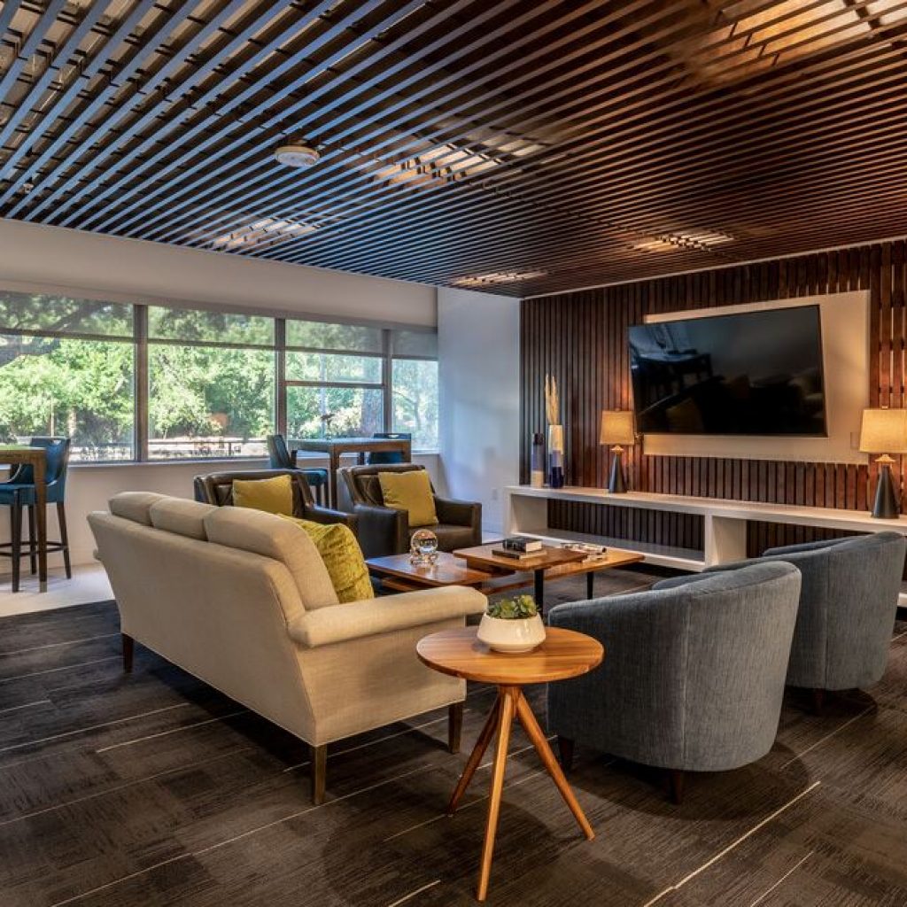 THE LOUNGE